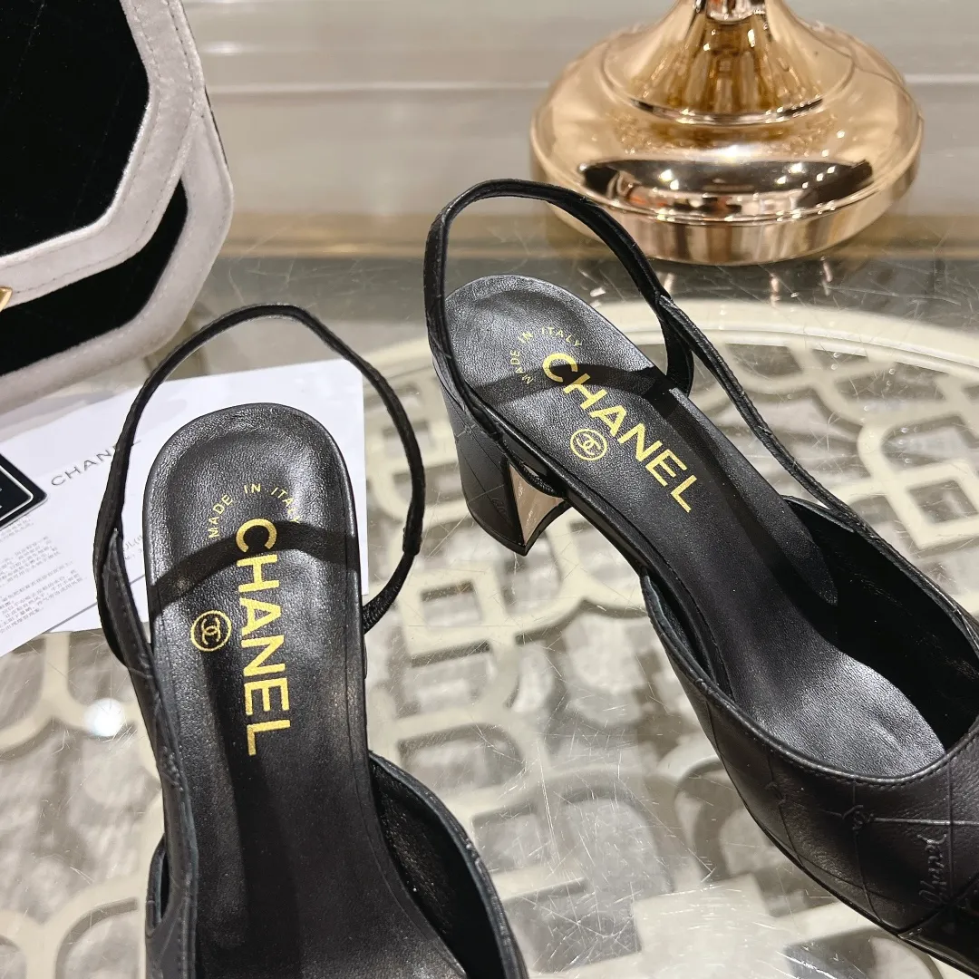 👟👟Ex-factory price 540👟👟 CHANEL Xiangjia 24vs spring and summer new fashion sandals series... Chanel is a very comprehensive noble fashion lifestyle brand. The same models are sold by major fashion bloggers and celebrities in Hong Kong, the United States, and other countries. They are simply beautiful. I fall in love with elegance and the playful sense of the future. I want to own them right away just by looking at them. But you can really think about a pair of exquisite high heels. This series is specially designed for extraordinary and indifferent ladies to create a unique overall effect. CHANEL designs products that inspire women to move forward and highlight their charm... 1️⃣Material: Original customized patent leather + imported sheepskin 2️⃣Inner lining: Original customized imported sheepskin 3️⃣Feet: Original customized imported sheepskin 4️⃣Outsole: Genuine leather sole imported from Italy 5️⃣Heel height: 2.5cm/6.5cm/9cm 6️⃣Number: 34-43 (34.40.41.42.43 customization is not returnable) 7️⃣Packaging: The latest and exquisite full set of packaging at the counter